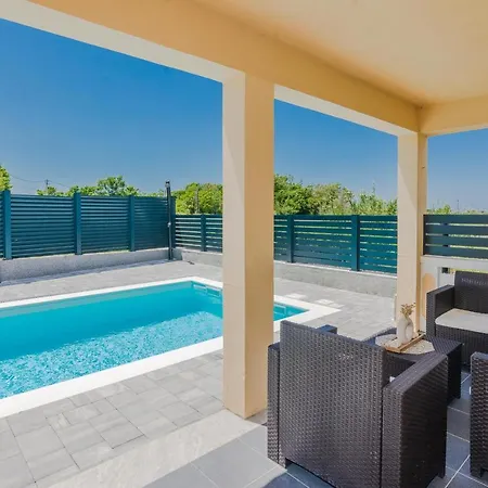 House Marijan With Private Pool And Barbecue - By Ta Leut Holiday home Privlaka (Zadar)