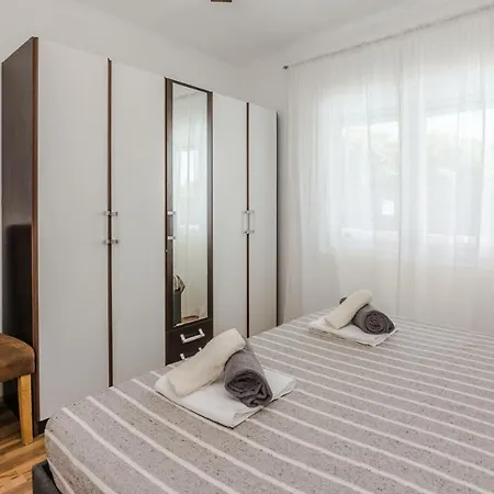 House Marijan With Private Pool And Barbecue - By Ta Leut Holiday home Privlaka (Zadar)