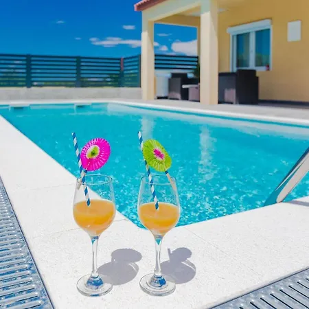 House Marijan With Private Pool And Barbecue - By Ta Leut Holiday home Privlaka (Zadar)