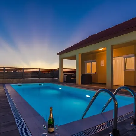House Marijan With Private Pool And Barbecue - By Ta Leut Privlaka (Zadar)