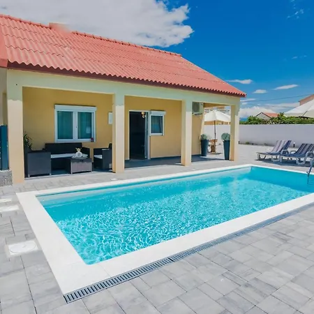 House Marijan With Private Pool And Barbecue - By Ta Leut Vakantiehuis Privlaka (Zadar)